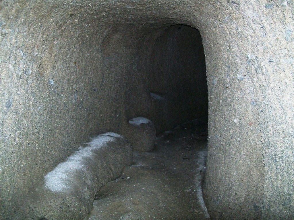 Ingresso di un rifugio civile scavato nell’arenaria a Calanna