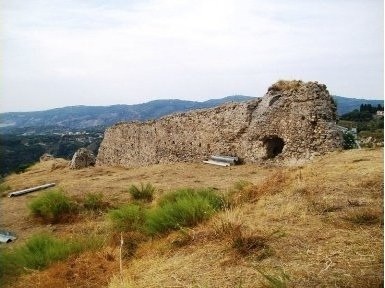 Resti della fortificazione sulla collina di Calanna