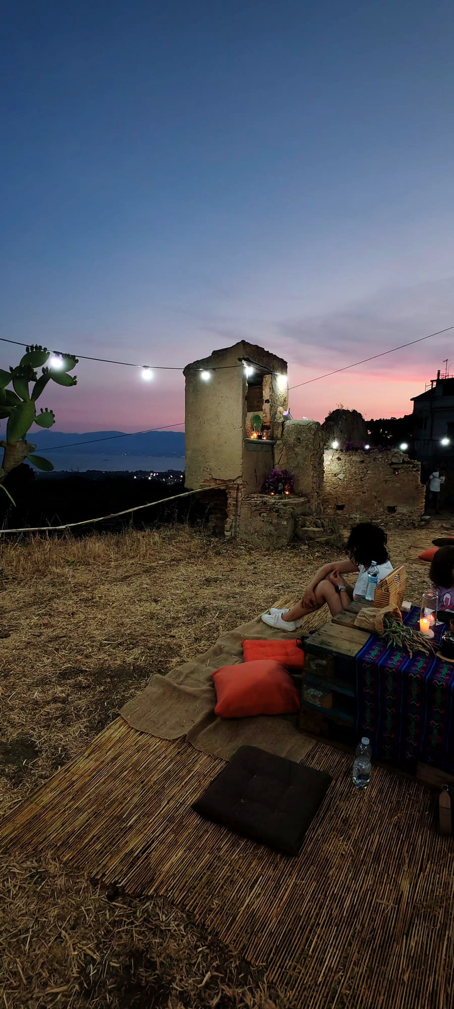 Veduta serale dell’area esterna allestita per l’iniziativa a Villamesa.