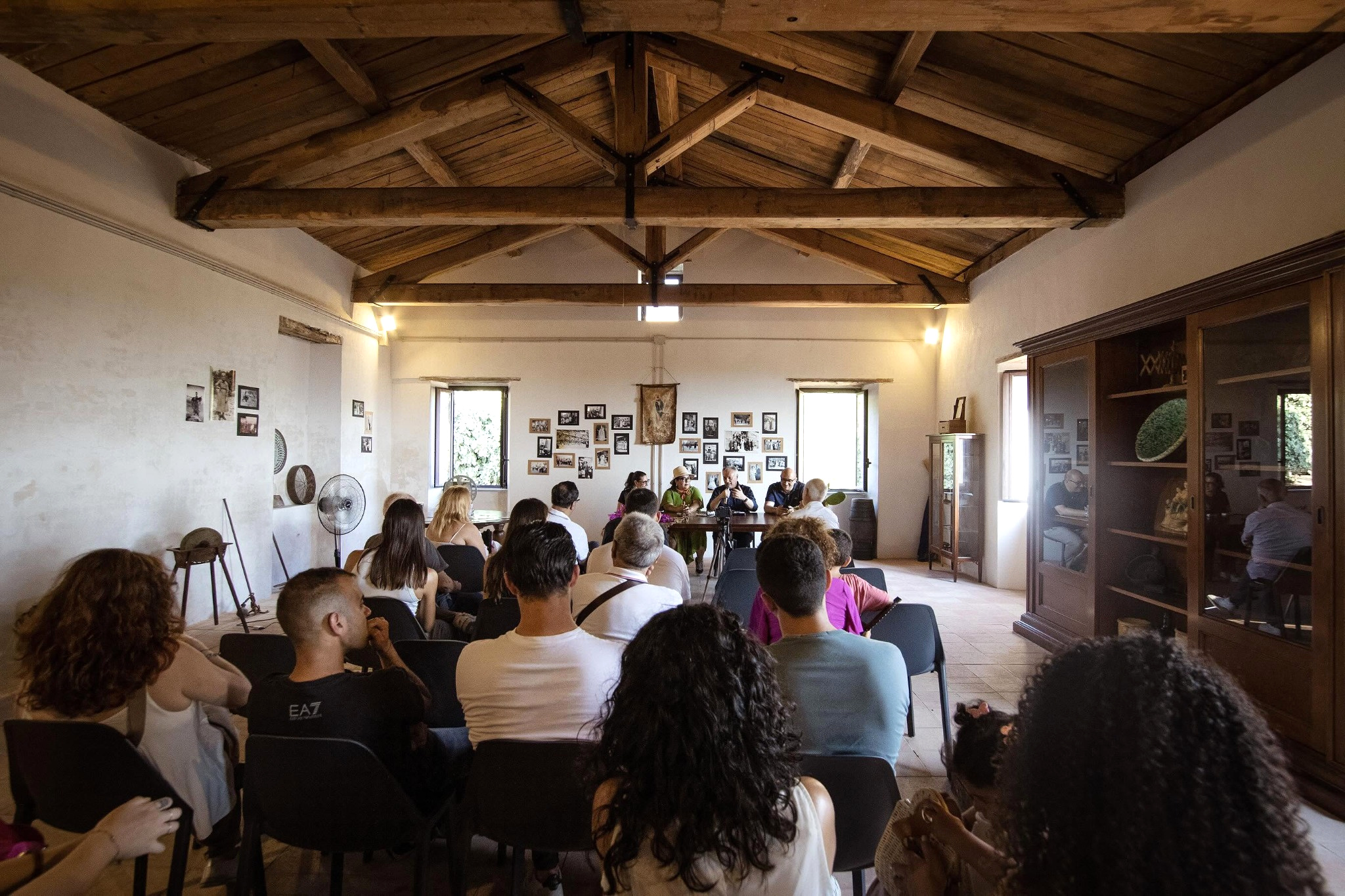 Il pubblico segue il convegno nell’Antico Frantoio Attinà di Villamesa.