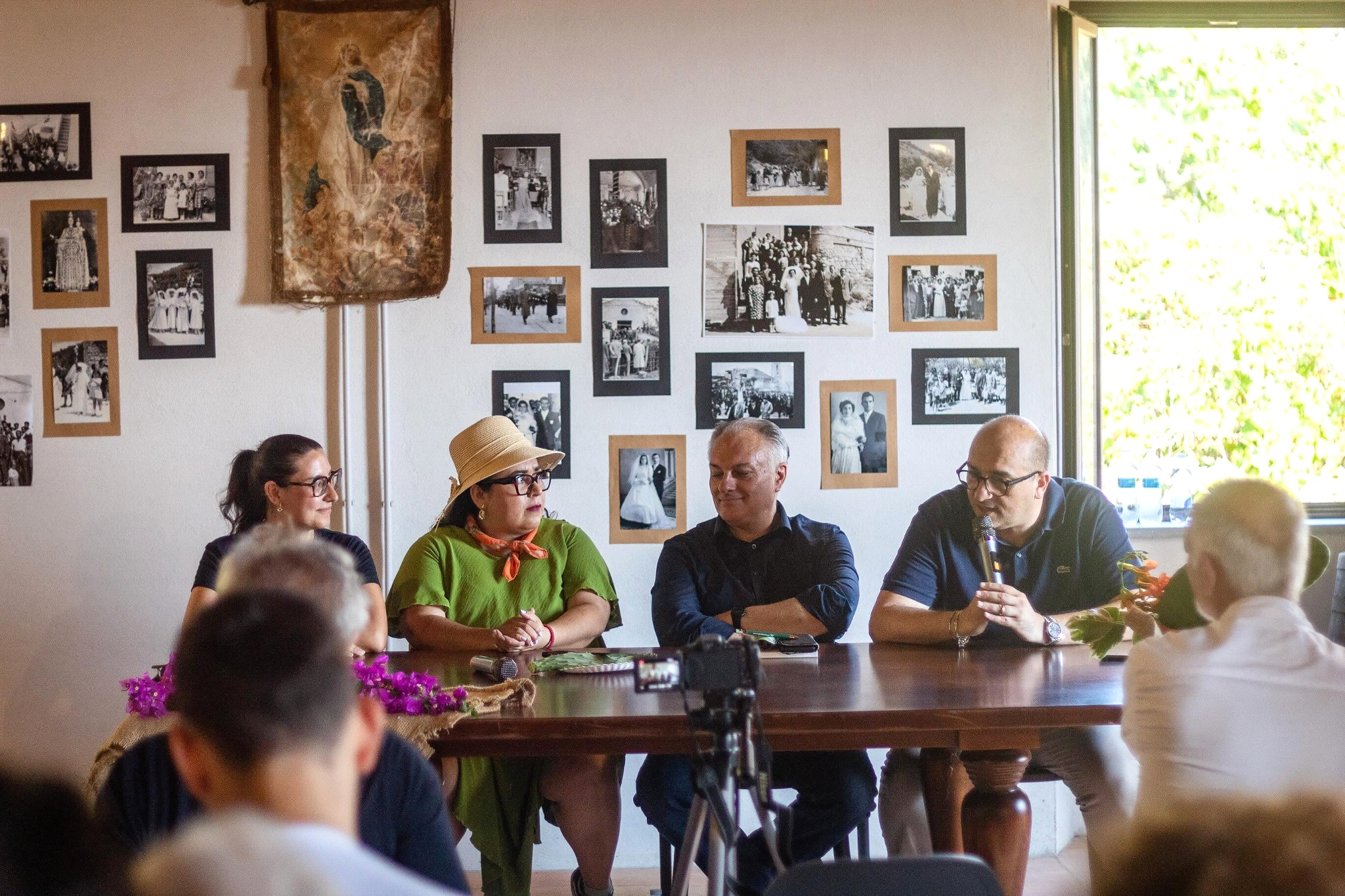 Un momento di dialogo tra gli ospiti e i partecipanti all’evento.