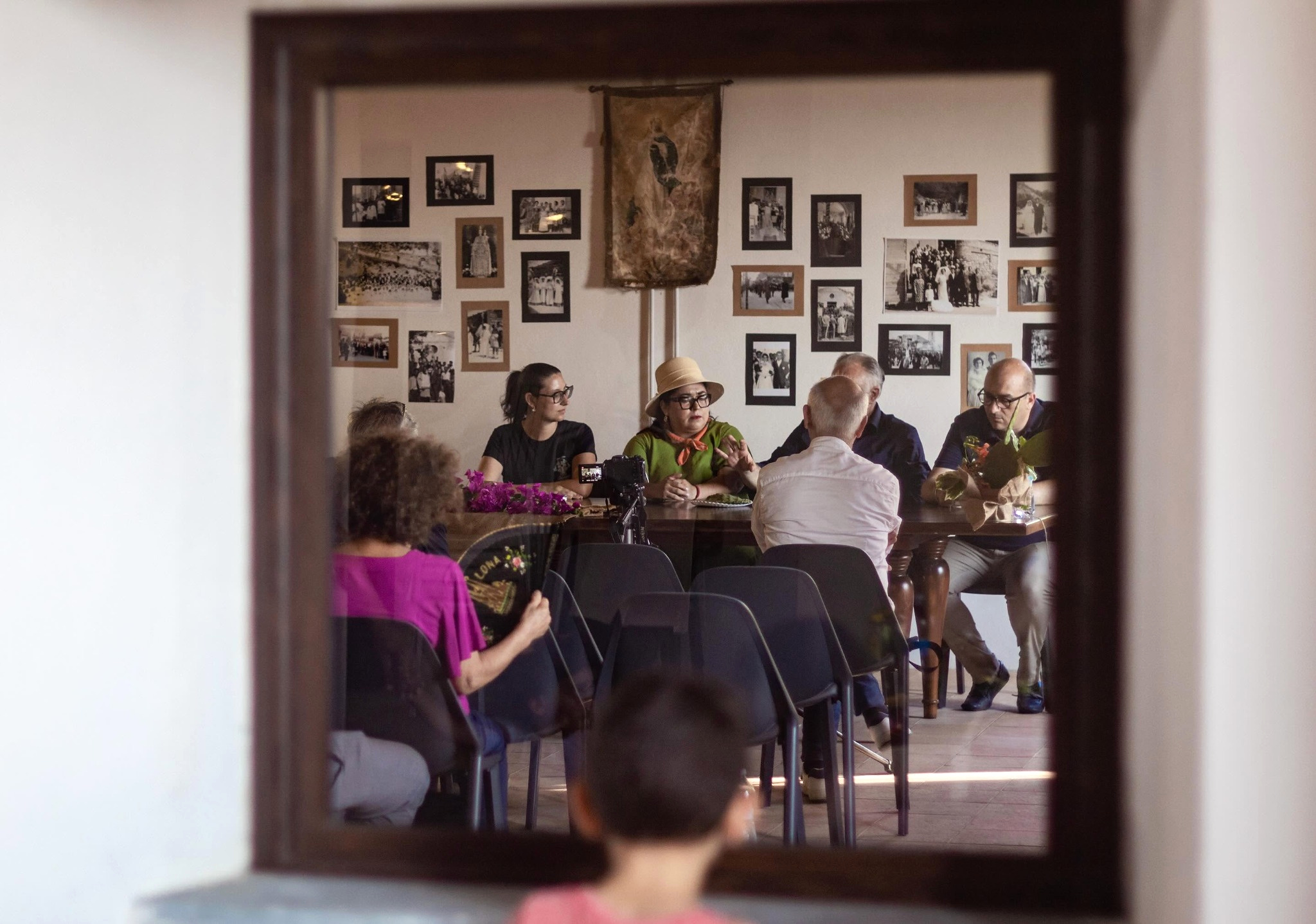 I partecipanti si confrontano durante l’incontro all’Antico Frantoio Attinà.