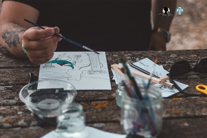 Partecipante realizza un disegno durante il laboratorio creativo