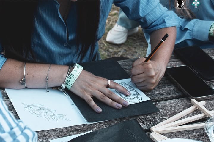 Fogli e pennelli sui tavoli del Paint & Drink al Museo Archeologico