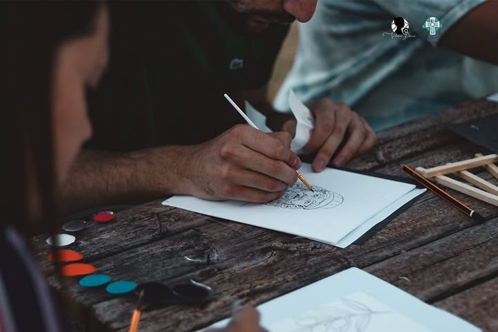 Pennello e colori durante il laboratorio di pittura a Calanna