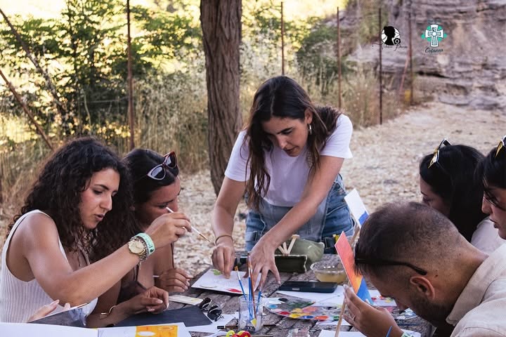 Il gruppo lavora ai disegni durante l’evento Paint & Drink