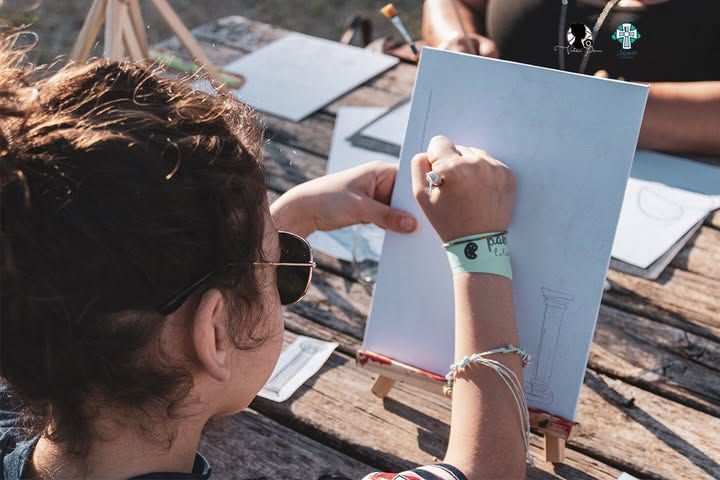 Una tela prende forma durante l’attività artistica al museo