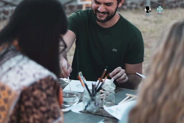 Partecipanti concentrati sulla realizzazione delle proprie opere