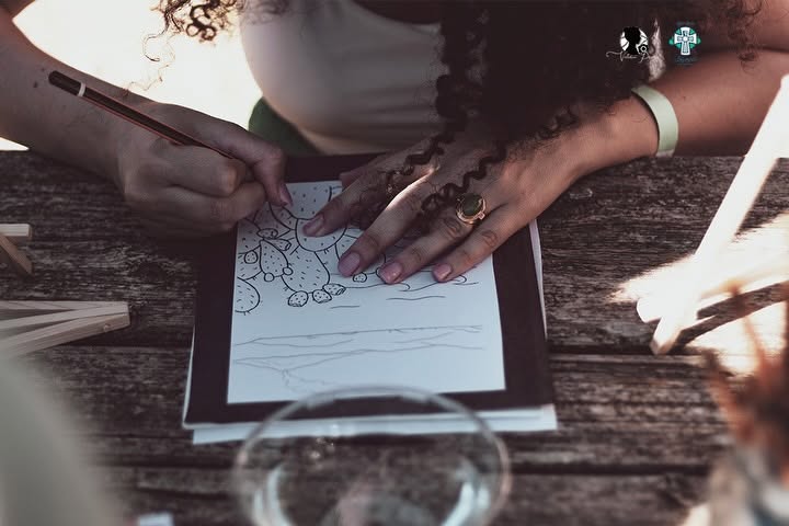 Pennelli e disegni durante il pomeriggio creativo al Museo Archeologico