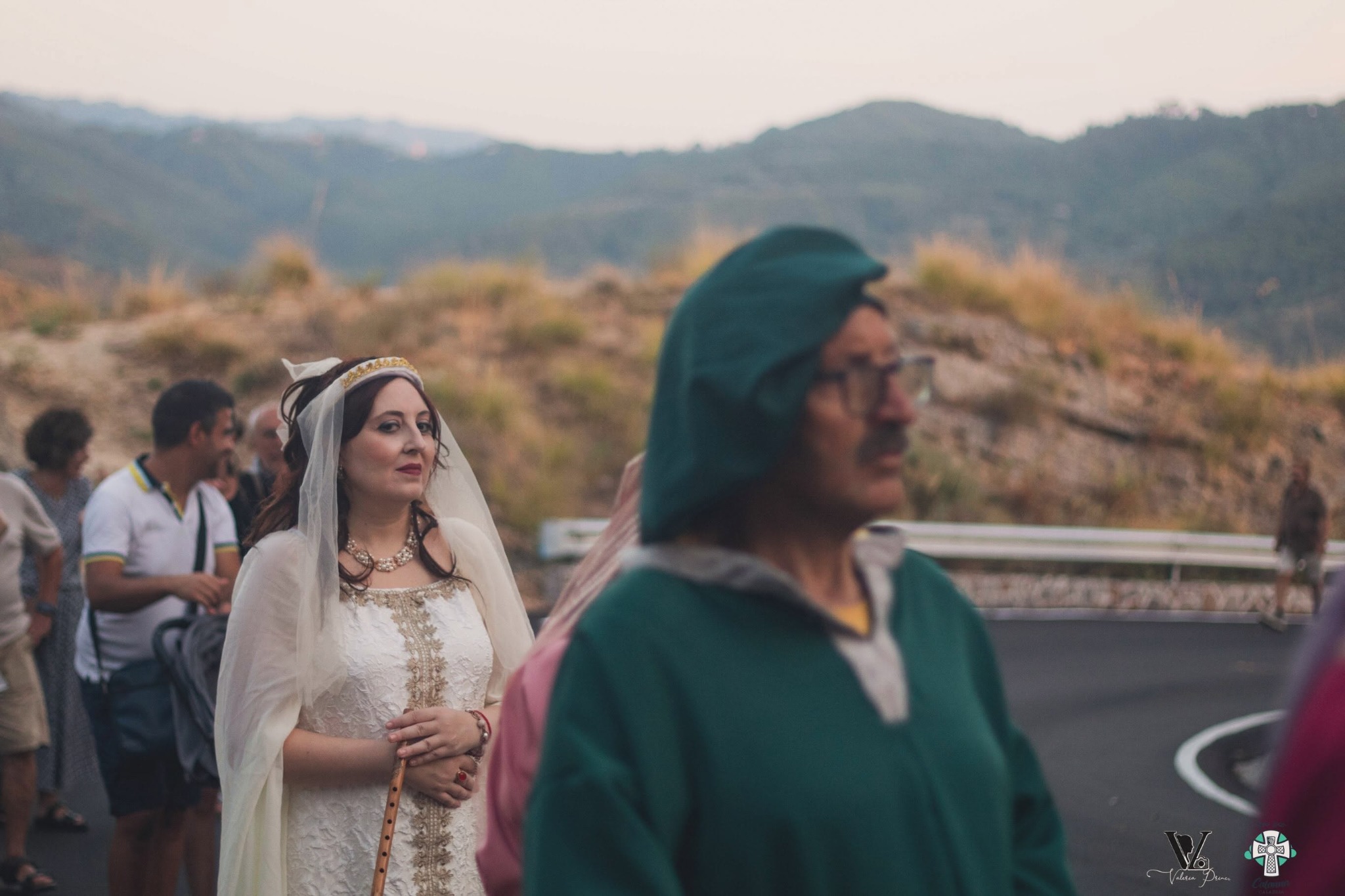 Figuranti in costume medievale tra i paesaggi di Calanna.