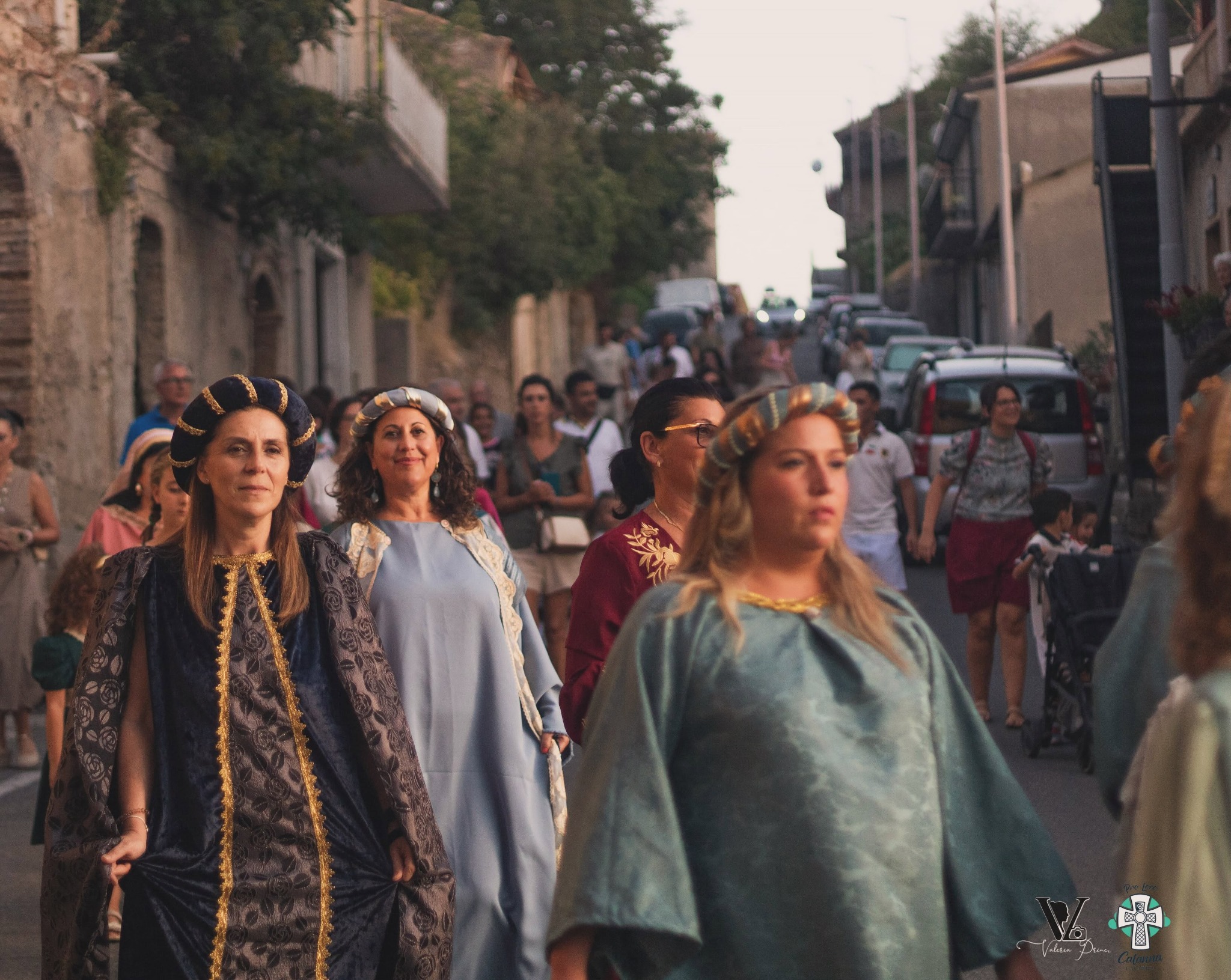 Il corteo medievale attraversa una delle vie del paese.