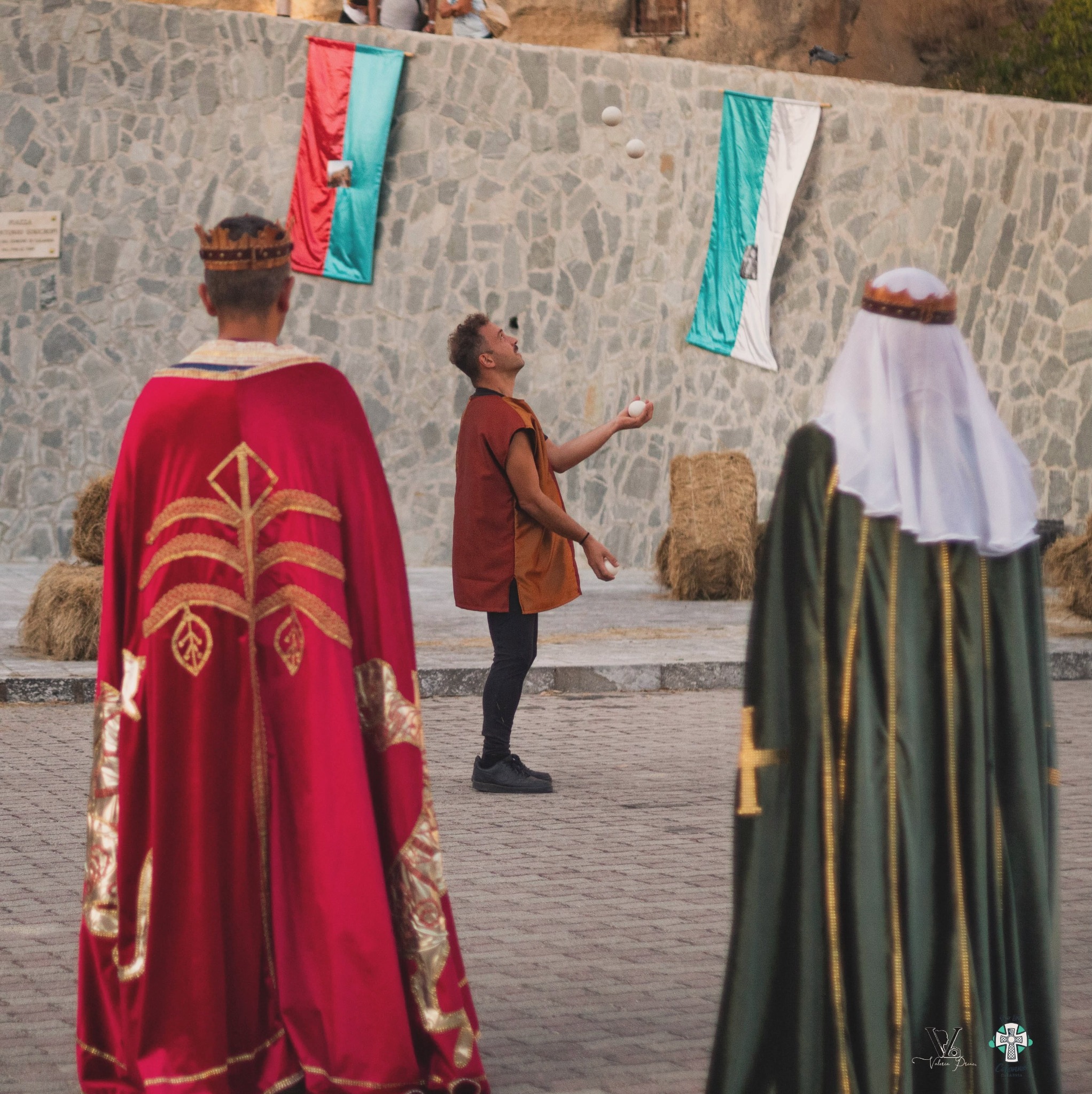 Costumi e stendardi dei personaggi della rievocazione.