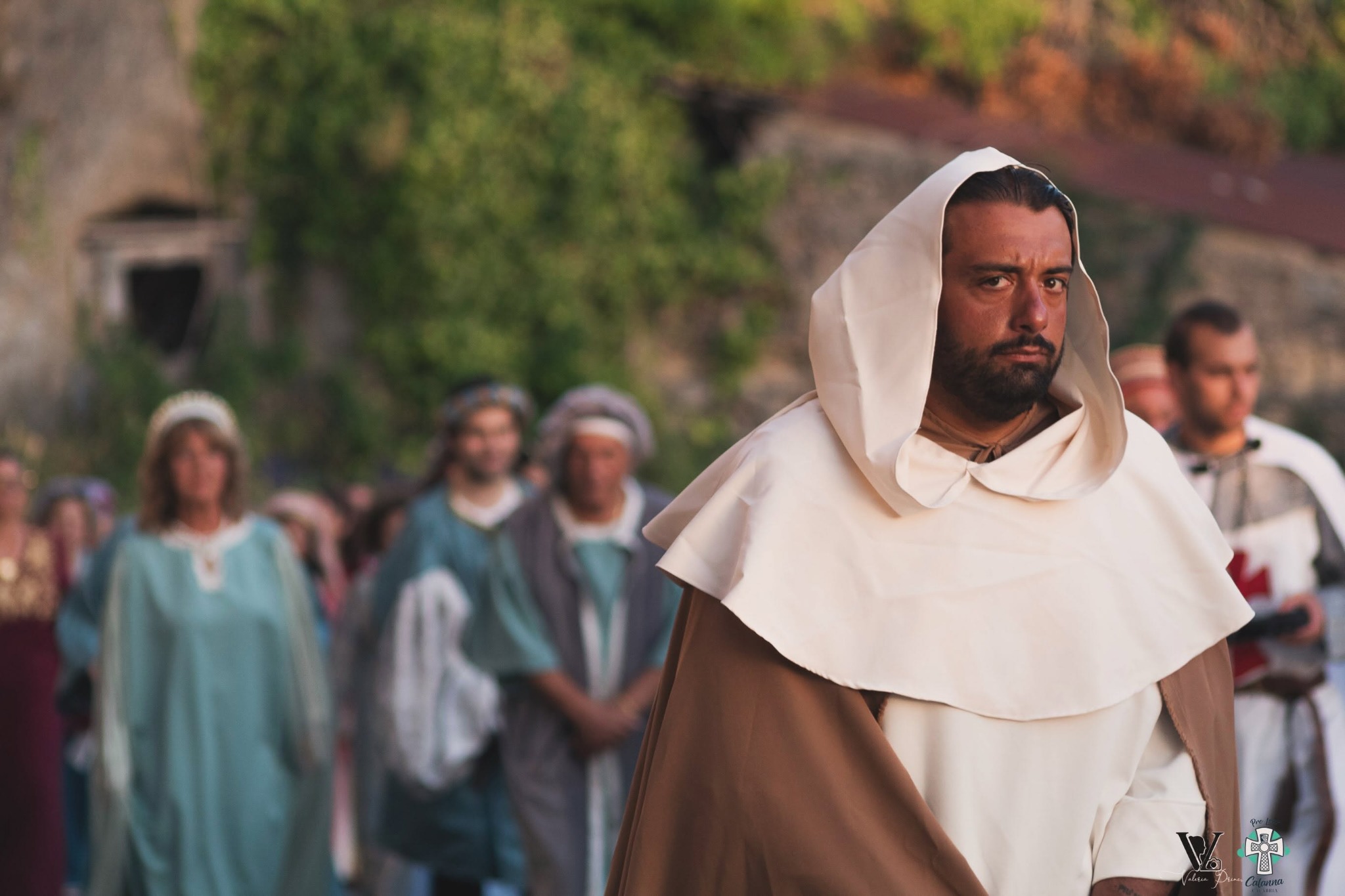 Un figurante interpreta un personaggio in abito monastico.