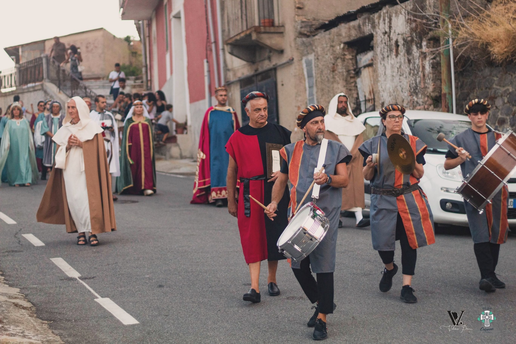 Musici e figuranti animano il corteo nelle vie di Calanna.