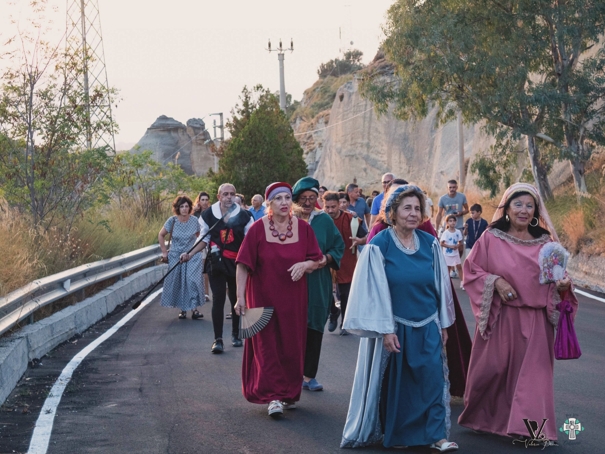 Una parte del corteo in costume lungo la strada.
