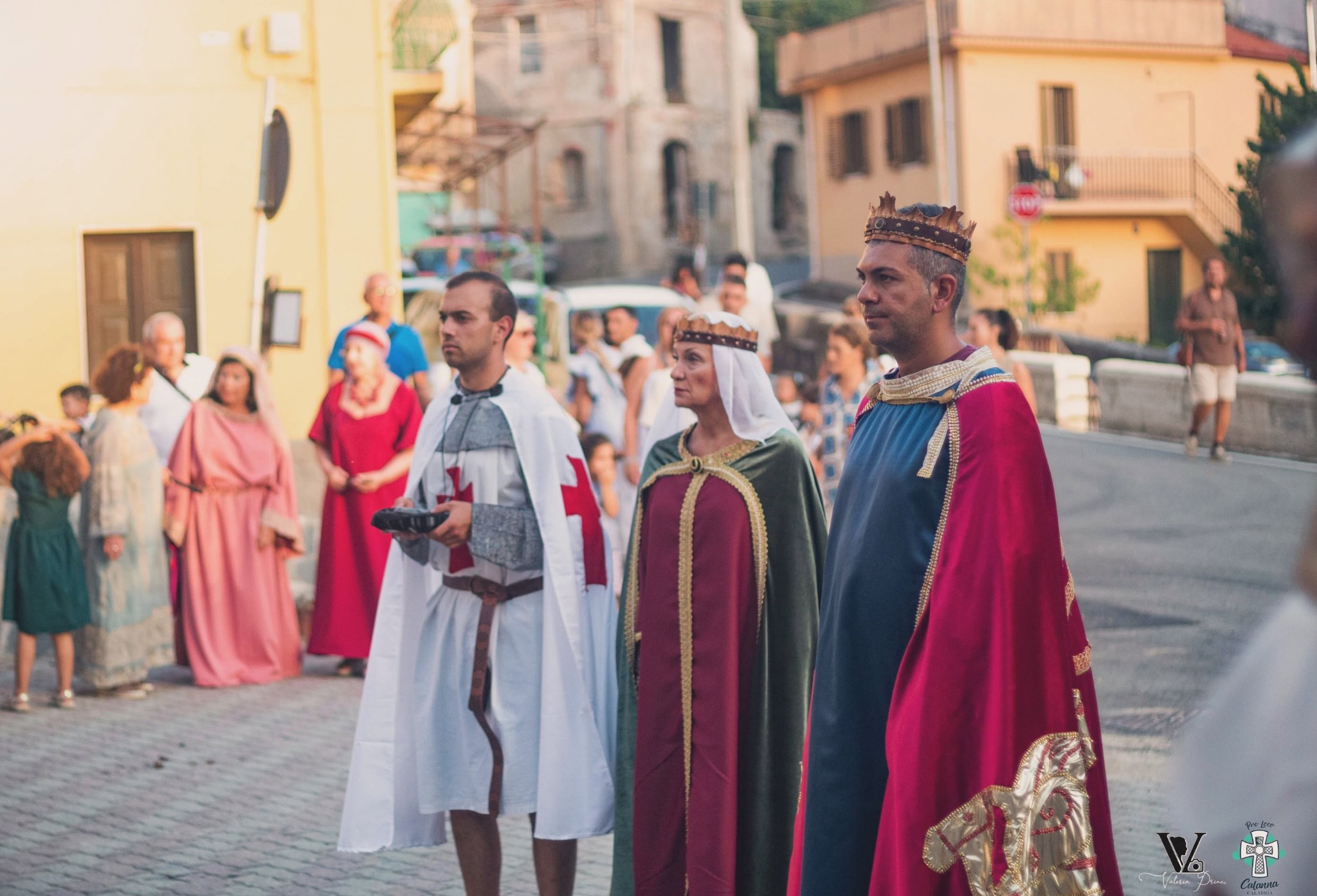I protagonisti della rievocazione sfilano nel centro di Calanna.