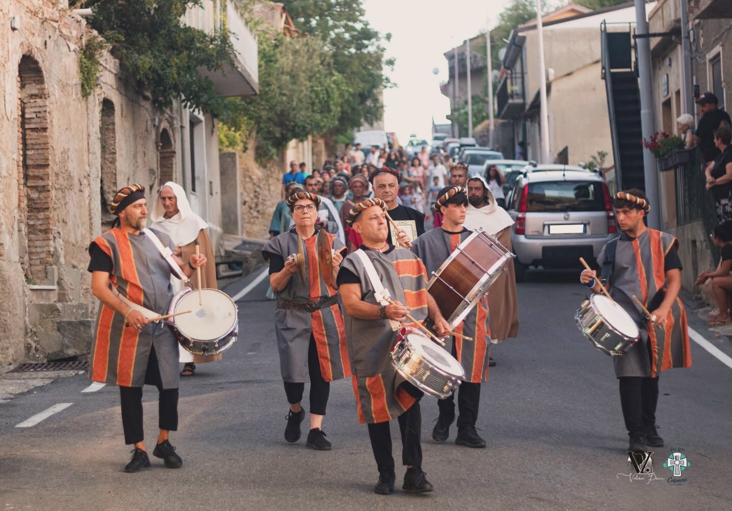 I musici accompagnano il corteo medievale.
