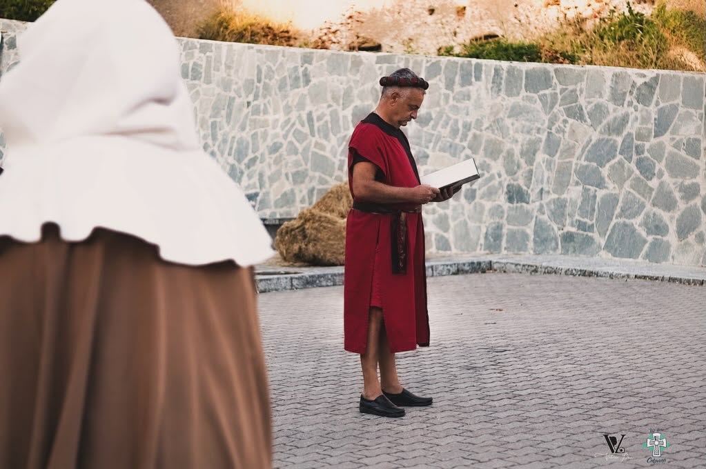 Un momento della rievocazione con i figuranti in abiti storici.