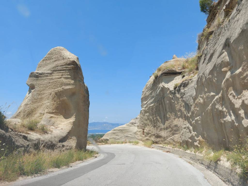 Tafone in primo piano con panorama sullo Stretto di Messina